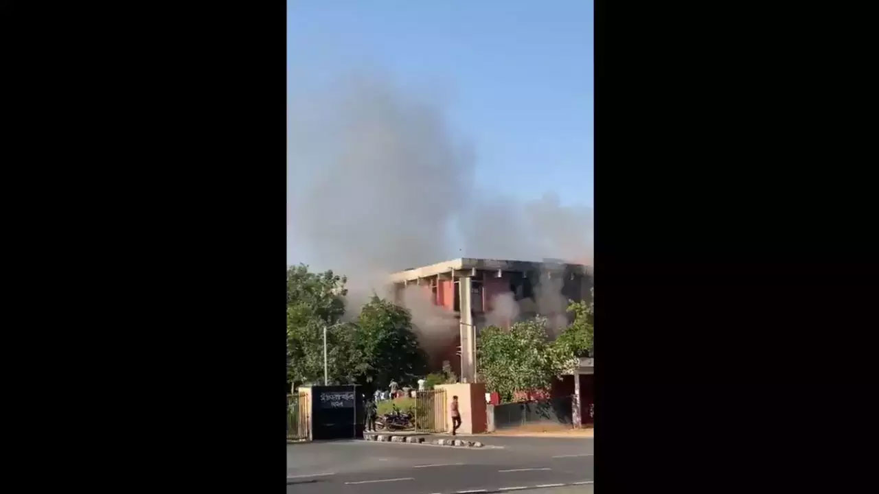 గుజరాత్‌ ఫైల్స్‌ | అవినీతి బయటకు రాకుండా ఫైళ్లు తగలబెట్టారు : కాషాయ సర్కార్‌పై కాంగ్రెస్‌ ఫైర్‌