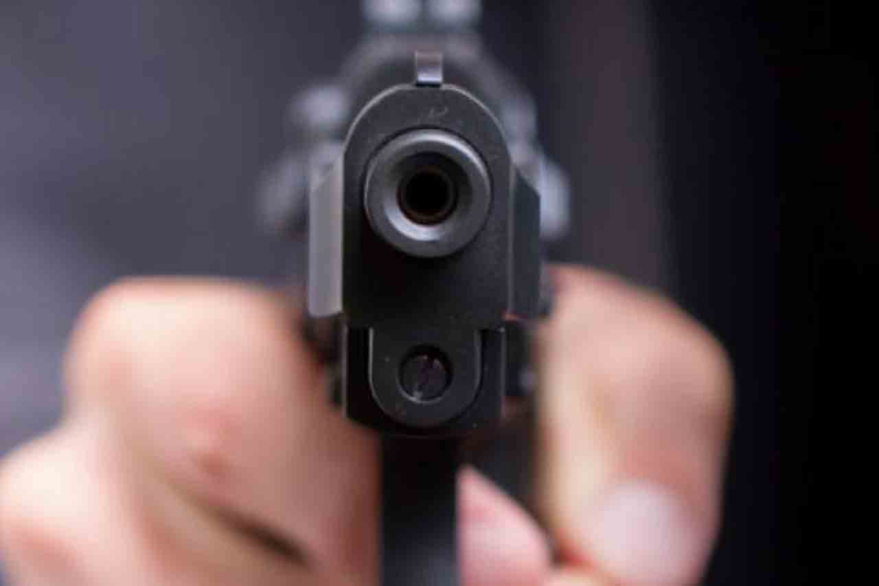 పెట్రోల్ కోసం వచ్చి తుపాకీతో భయపెట్టించిన యువకుడు