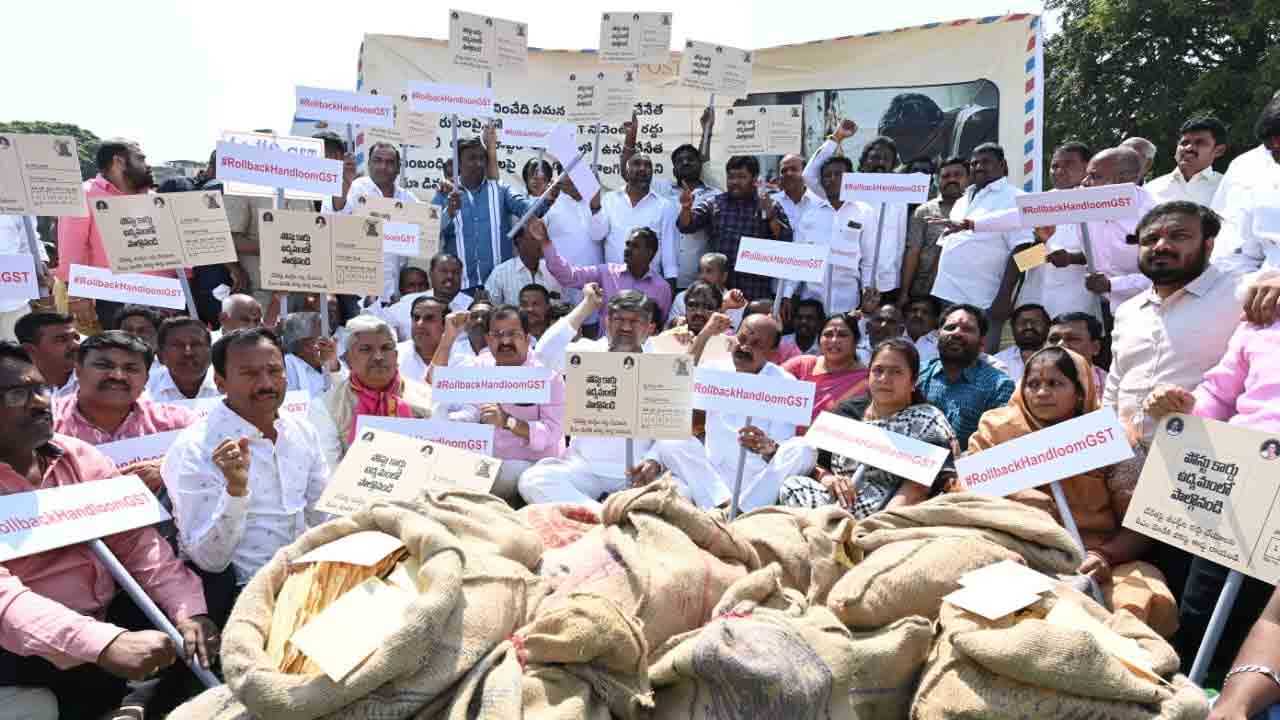 చేనేతపై జీఎస్టీని రద్దు చేయండి.. లక్షలాది పోస్ట్ కార్డులను మోదీకి పంపిన నేతన్నలు