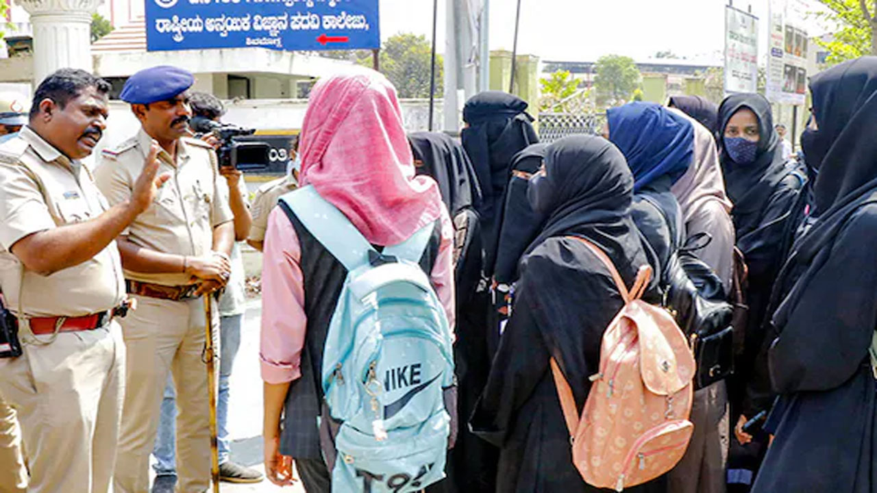 Karnataka Hijab ban: హిజాబ్ వివాదంపై సుప్రీంలో భిన్నాభిప్రాయాలు..