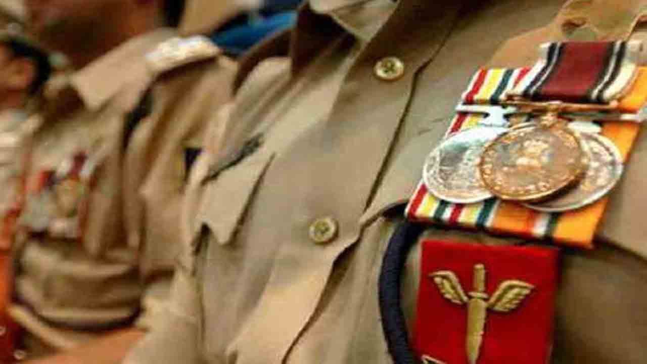 13 మంది తెలంగాణ పోలీసులకు కేంద్ర హోంశాఖ మెడల్స్