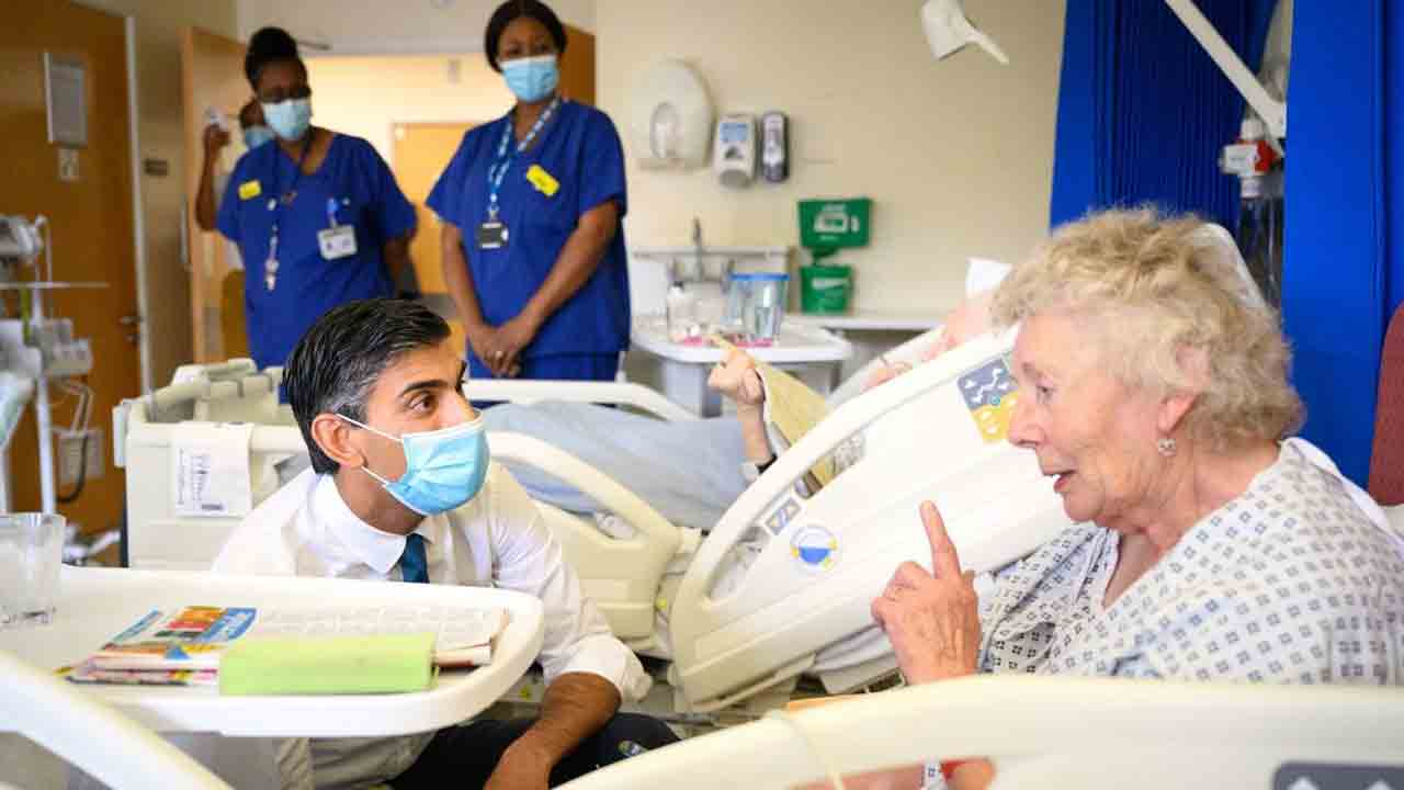 ఆసుపత్రి సందర్శనకు వెళ్లిన రిషి సునాక్‌.. రోగి నుంచి వింత అనుభవం..!