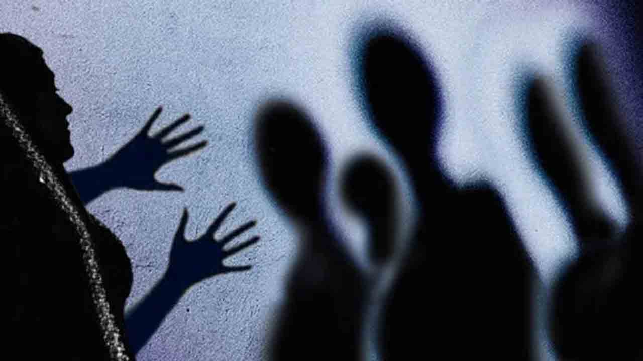 త‌ల్లి క‌ళ్లెదుటే కూతురిపై సామూహిక అత్యాచారం