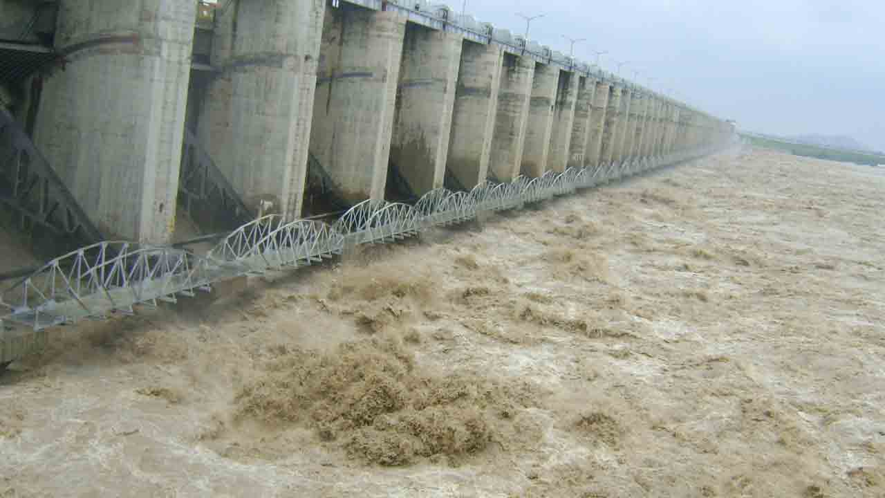 జూరాల జలాశయానికి కొనసాగుతున్న భారీ వరద