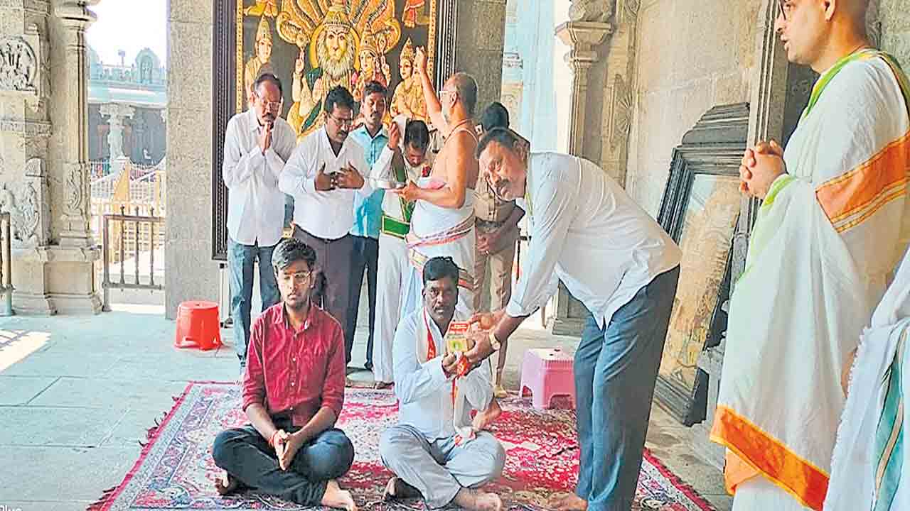 యాదగిరిగుట్టలో బ్రేక్‌ దర్శనం