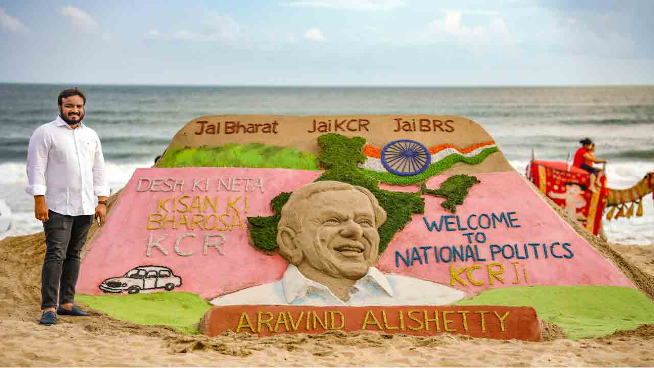 కేసీఆర్ జాతీయ పార్టీని ఆహ్వానిస్తూ పూరీ బీచ్‌లో సైక‌త శిల్పం
