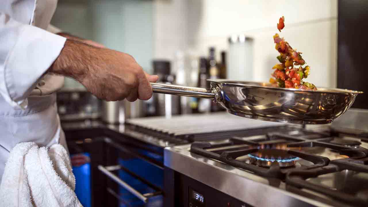 Vaasthu Shastra | ఇంట్లో కాకుండా బయట వంటగది ఎక్కడ కడితే మంచిది ?