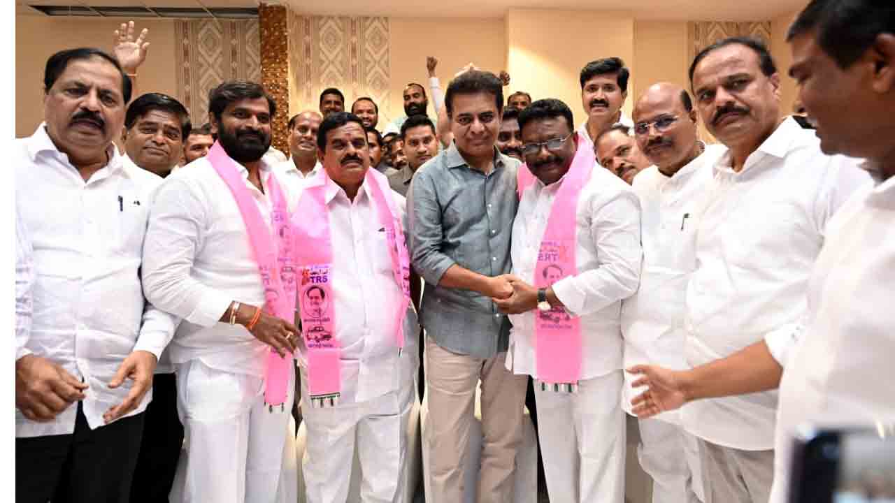 గులాబీ కండువా కప్పుకున్న దాసోజు శ్రవణ్‌, స్వామిగౌడ్‌