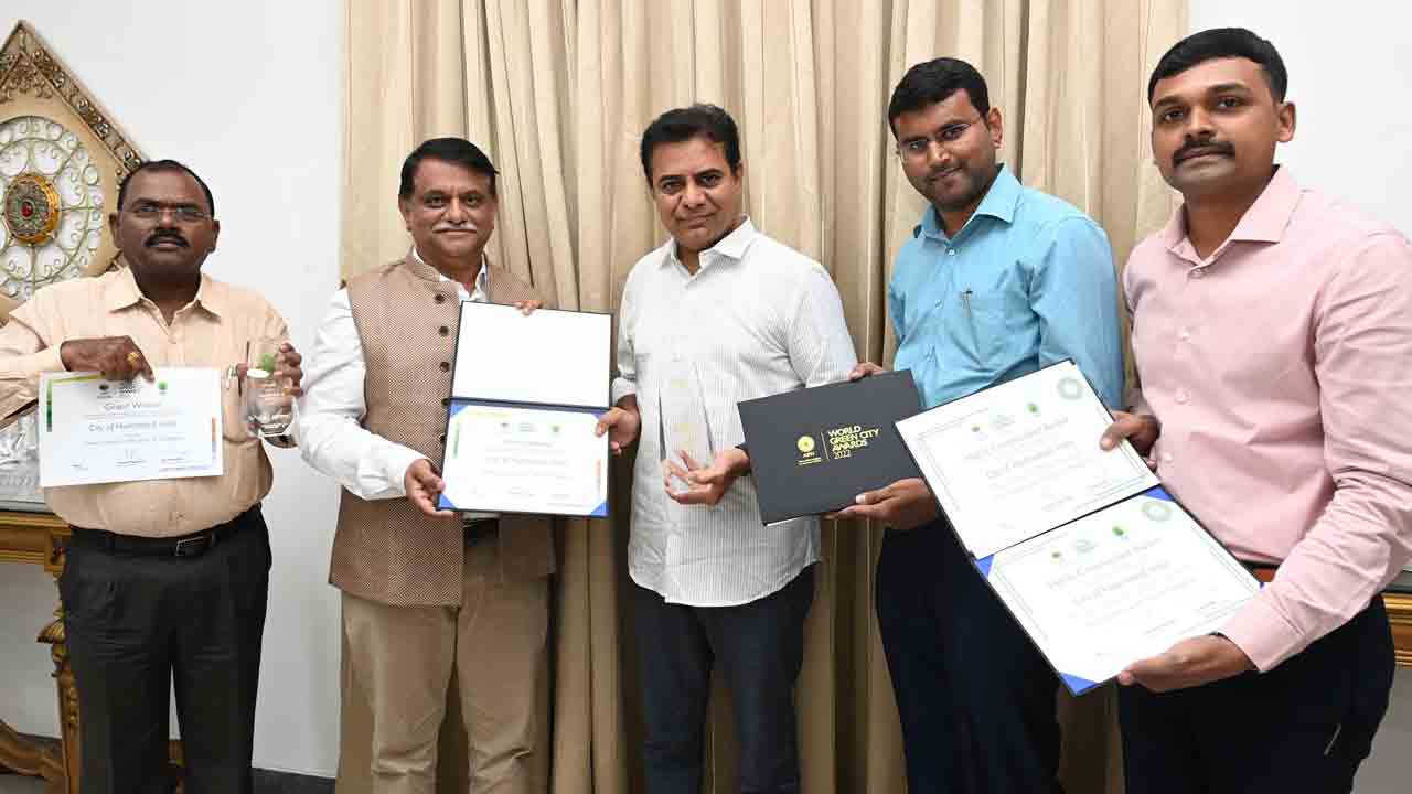 పురపాలక శాఖ అధికారులకు మంత్రి కేటీఆర్ అభినందనలు