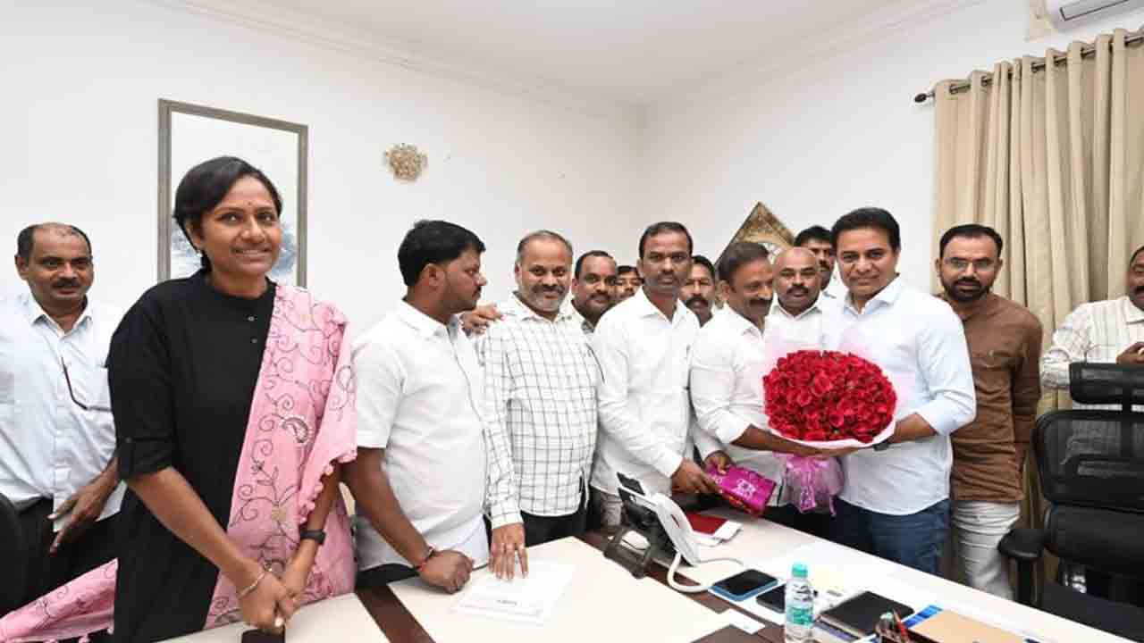 మంత్రులు కేటీఆర్‌, హరీశ్‌రావును కలిసిన వీఆర్‌ఏలు