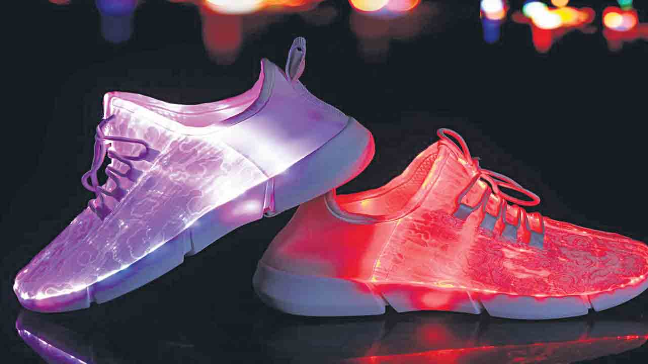 ఫైబర్‌ ఆప్టిక్‌ ఎల్‌యీడీ షూస్‌తో లైట్‌ వాక్‌!..