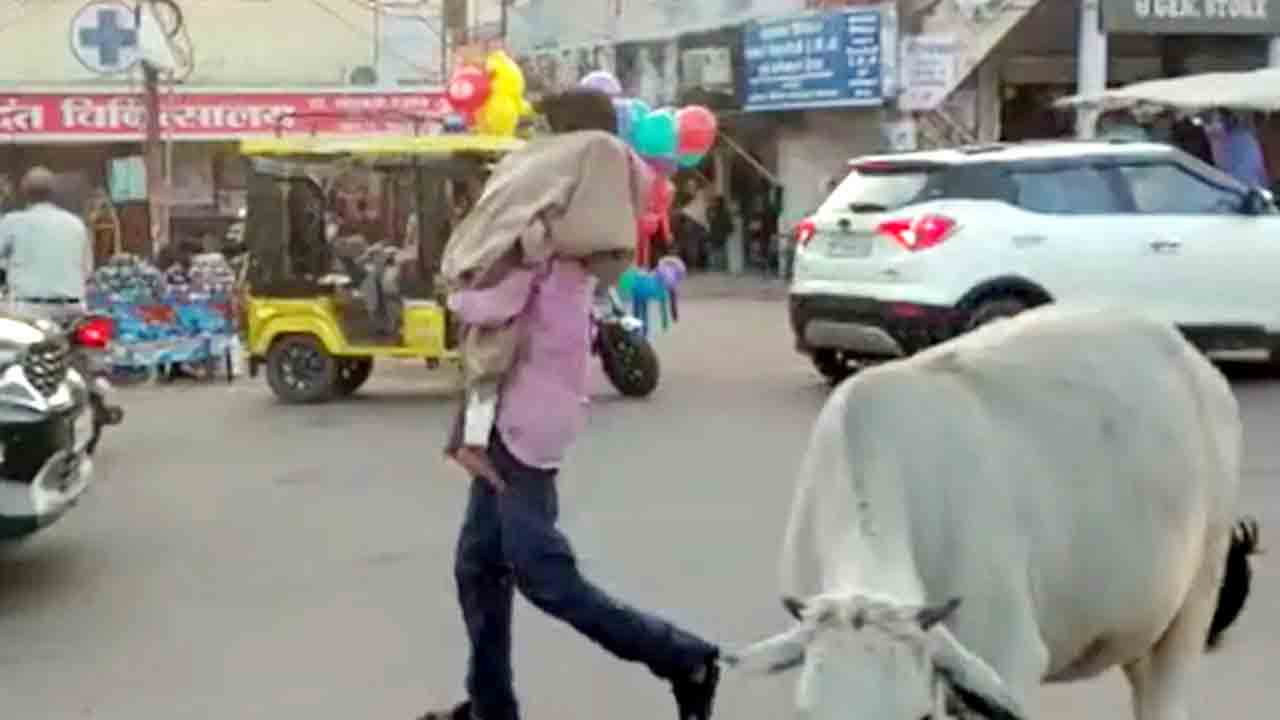 హృదయవిదారకం.. చిన్నారి మృతదేహాన్ని భుజాలపై వేసుకొని..!