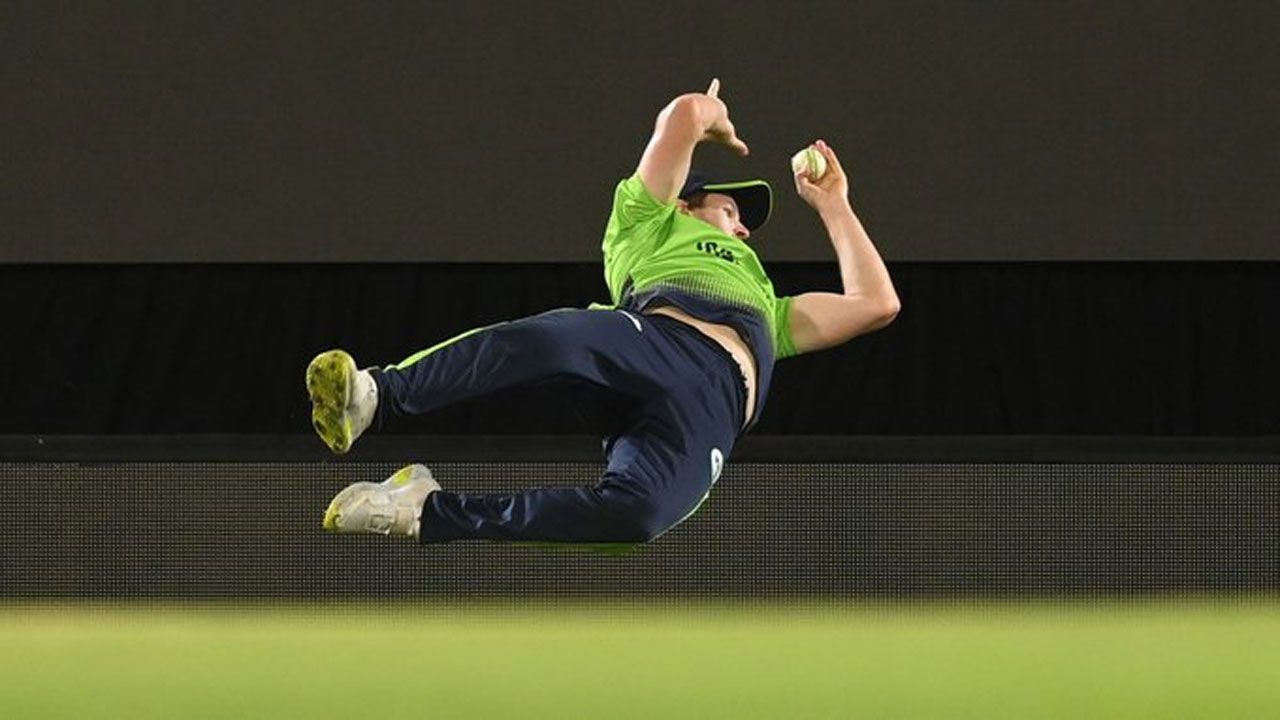 స్టోయినిస్ భారీ షాట్‌..  బౌండ‌రీ లైన్ వ‌ద్ద మెక్‌కార్తి క‌ళ్లు చెదిరే ఫీల్డింగ్‌.. వీడియో