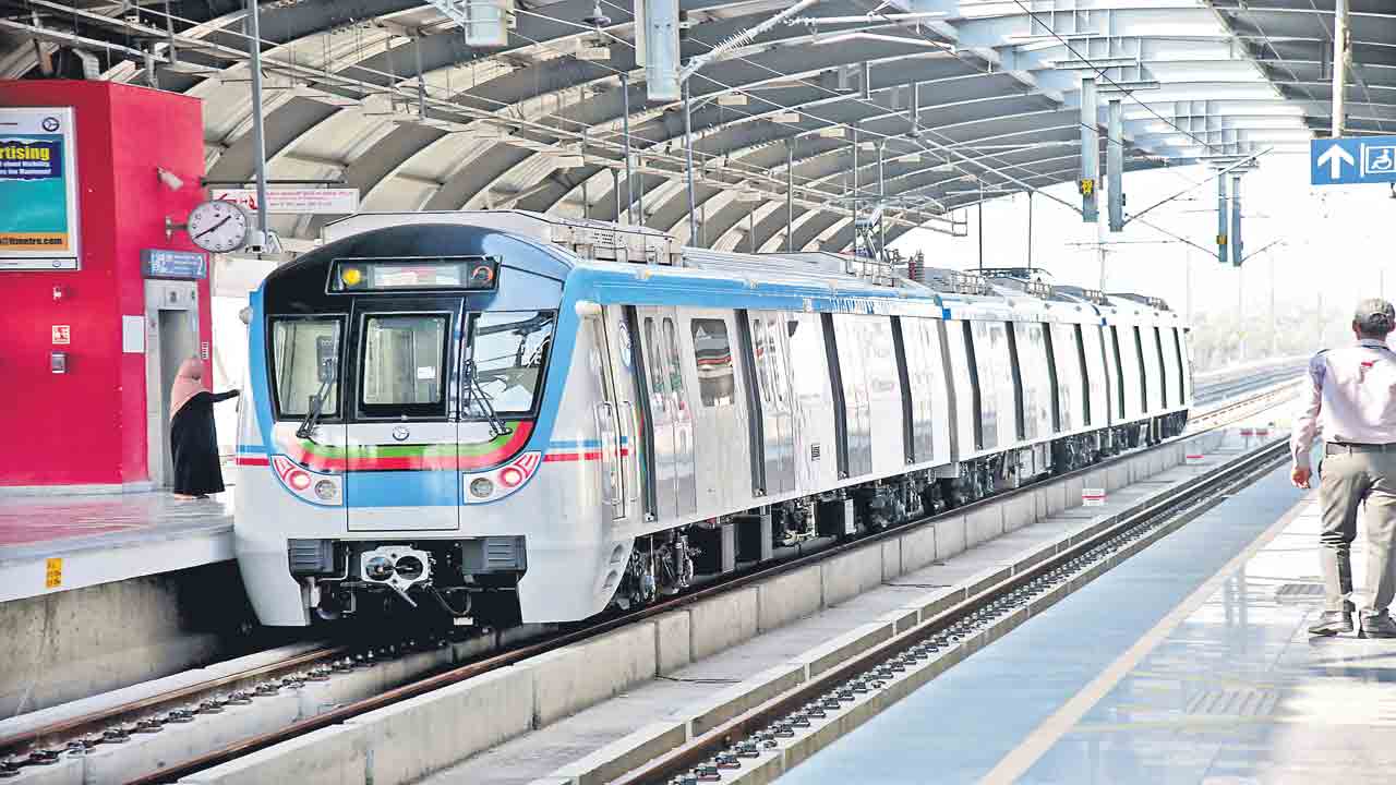 మెట్రో చార్జీలపై ముగ్గురితో కమిటీ