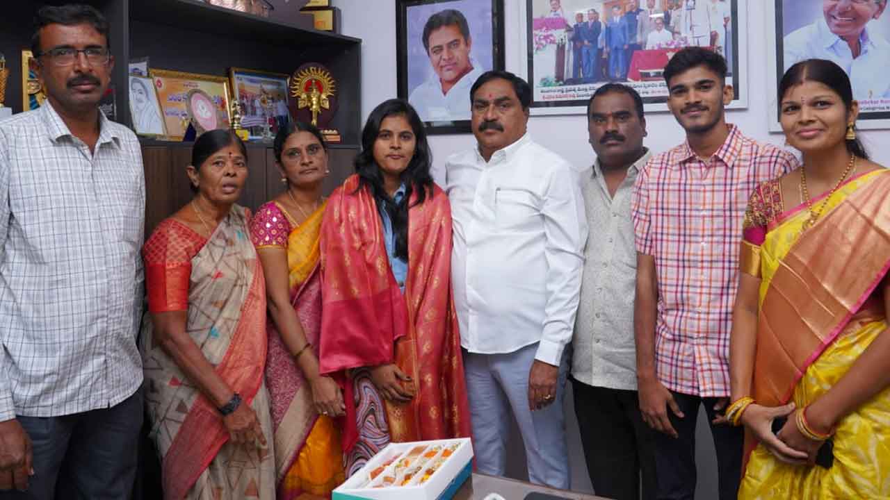 విదేశాలకు వెళుతూ మంత్రి ఎర్రబెల్లి ఆశీర్వాదం తీసుకున్న విద్యాకుసుమం