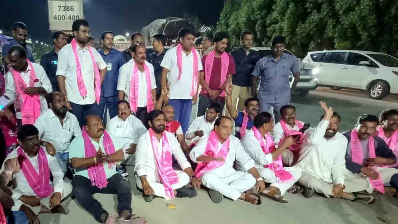TS Ministers Protest | బీజేపీ కుట్రలను నిరసిస్తూ రోడ్డుపై బైఠాయించిన మంత్రులు
