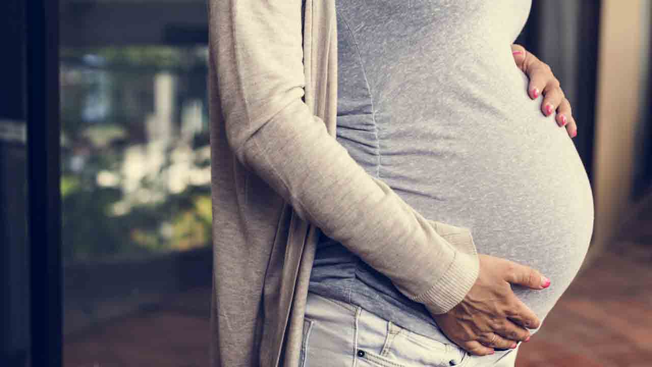 మైనర్‌ను పెళ్లాడి గర్భం దాల్చిన యువతి… చివరకు ఏమైందంటే?