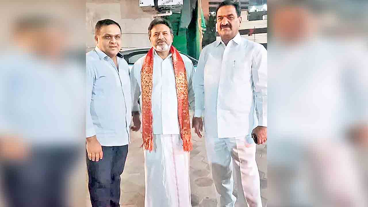 కాంగ్రెస్‌ నేతలతోనూ క్యాషాయం!