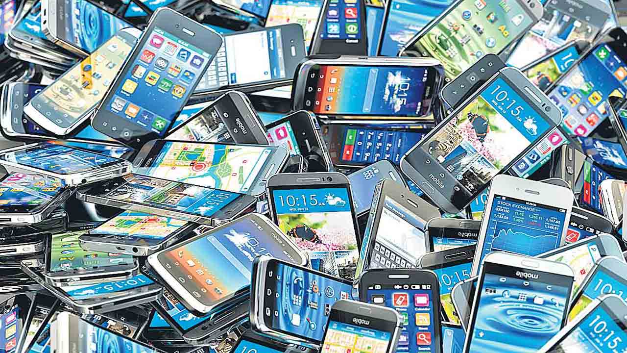 నదిపై తేలియాడుతున్న ప్లాస్టిక్‌ బాక్సుల్లో మొబైల్‌ ఫోన్లు… స్వాధీనం చేసుకున్న బీఎస్‌ఎఫ్‌