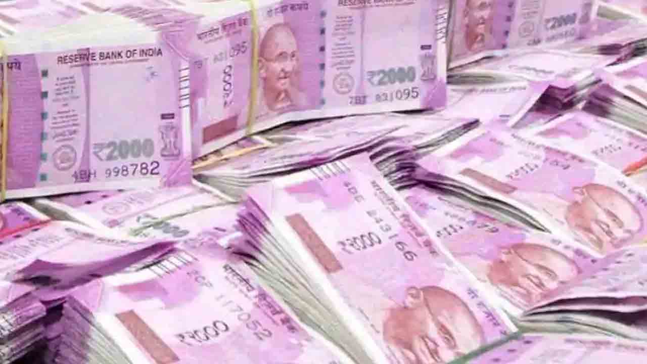 యువకుల బ్యాంకు ఖాతాల్లో పొరపాటున రూ.2.44 కోట్లు జమ.. ఆ డబ్బుతో వారు ఏం చేశారంటే?