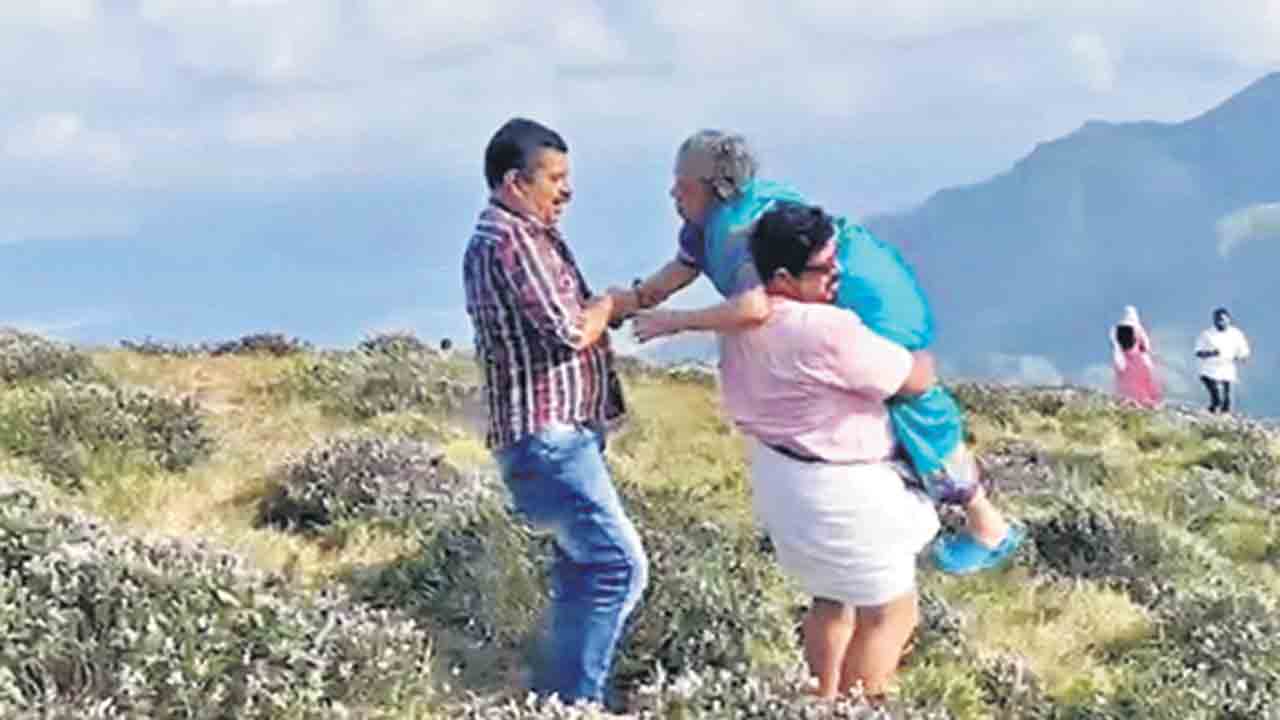 కలియుగ శ్రవణ కుమారులు!