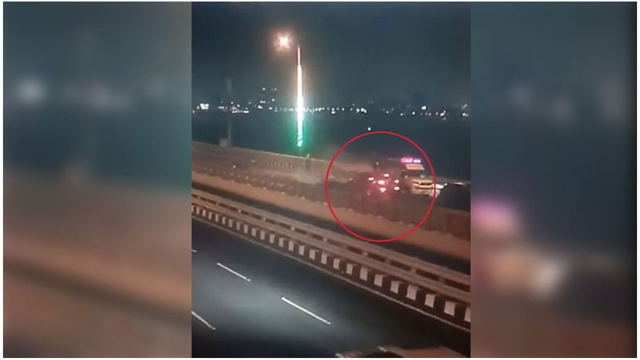 అంబులెన్స్‌ను ఢీకొన్న కారు : ఐదుగురు మృతి, 13 మందికి గాయాలు