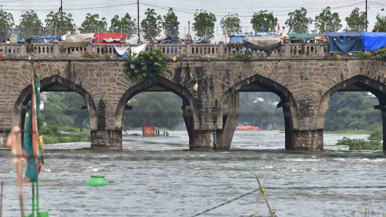 జంట జలాశయాలకు భారీ వరద.. ఉప్పొంగుతున్న మూసీ