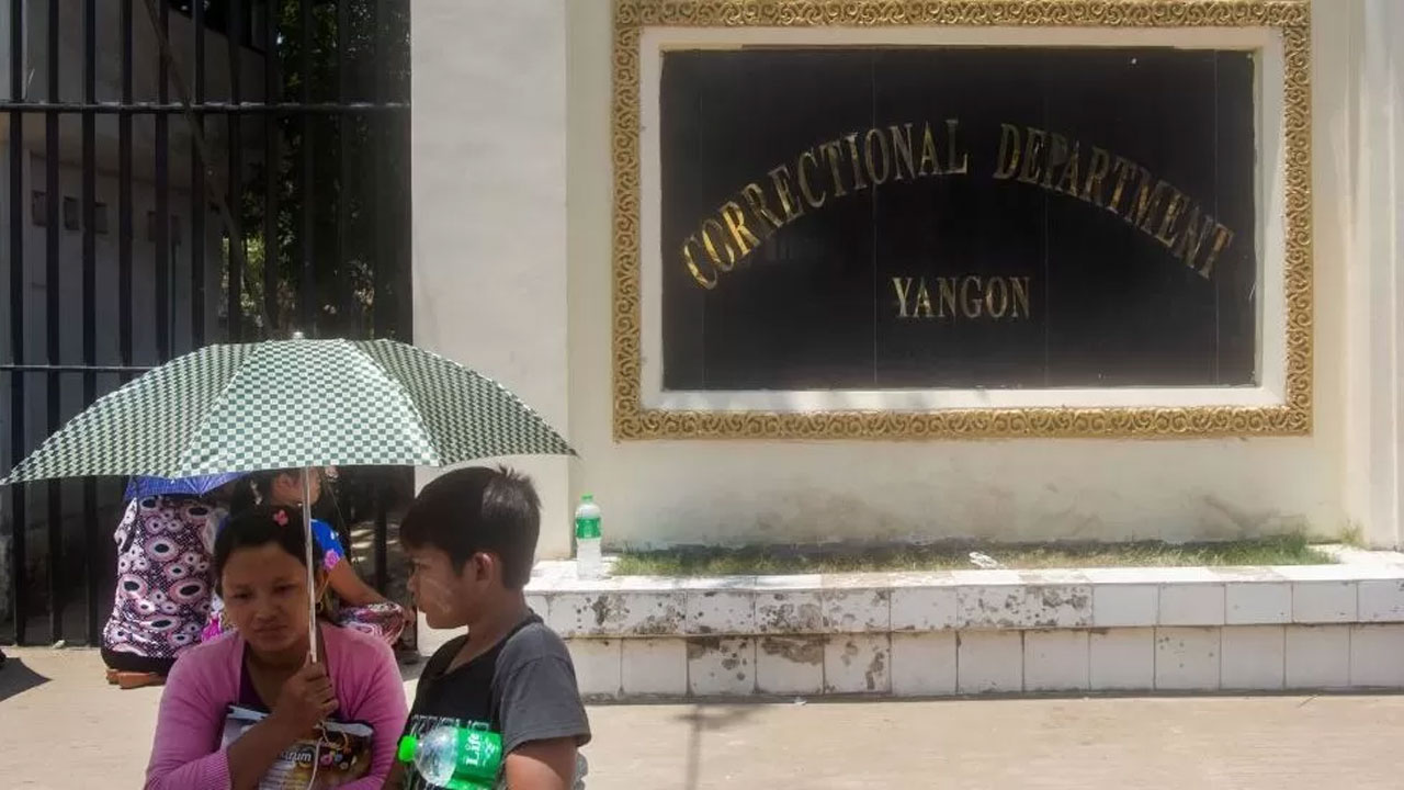 Myanmar prison: మయన్మార్‌ జైలులో భారీ పేలుళ్లు.. 8 మంది మృతి