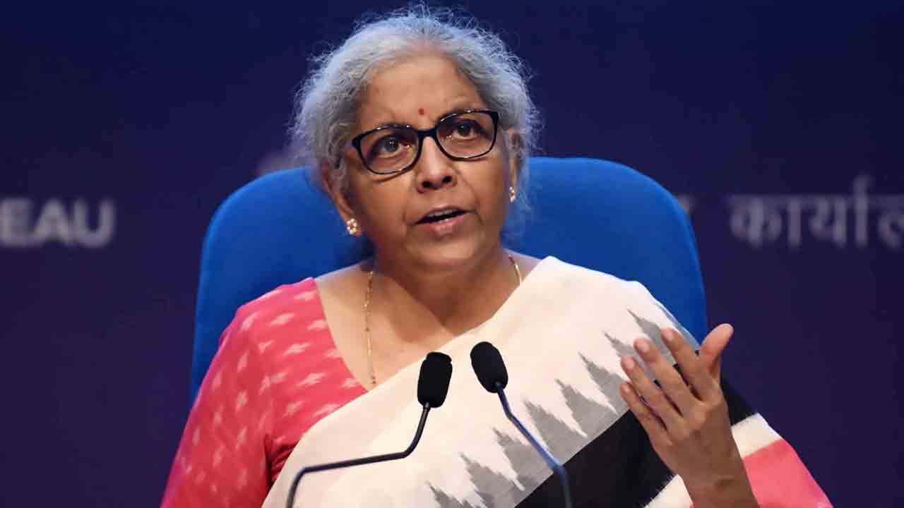 ఇంతకీ డాలర్‌ పెరిగిందా.. మన రూపాయి పడిపోయిందా? రూపీ.. నిర్మల టోపీ..