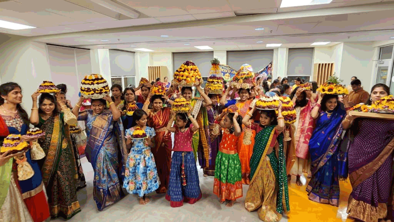 NRI | కెనడాలో వైభవంగా బతుకమ్మ సంబురాలు