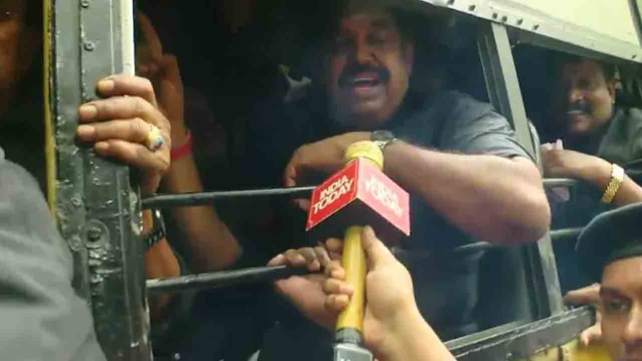 నిరాహార దీక్షకు దిగిన పళనిస్వామి… అదుపులోకి తీసుకున్న పోలీసులు