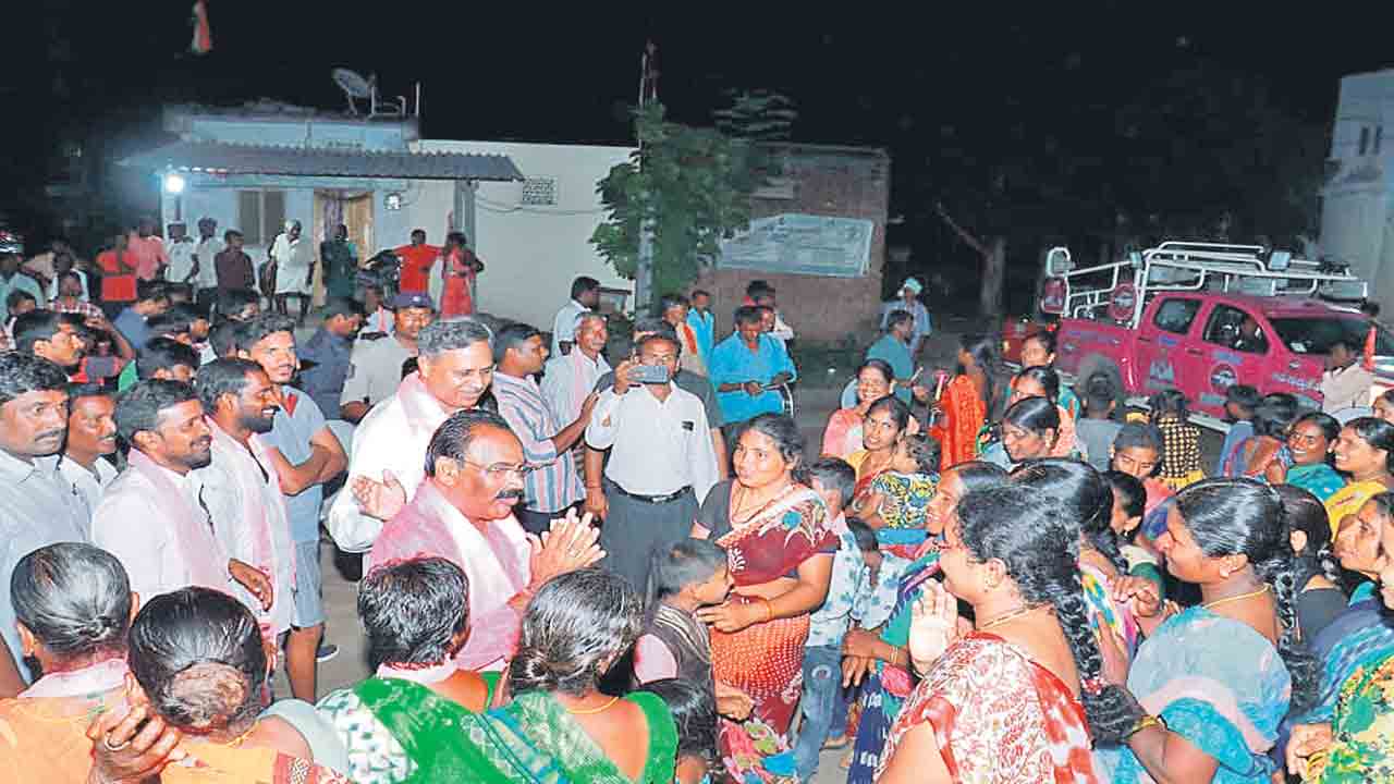 రాజగోపాల్‌కు గుణపాఠం చెప్పాలి