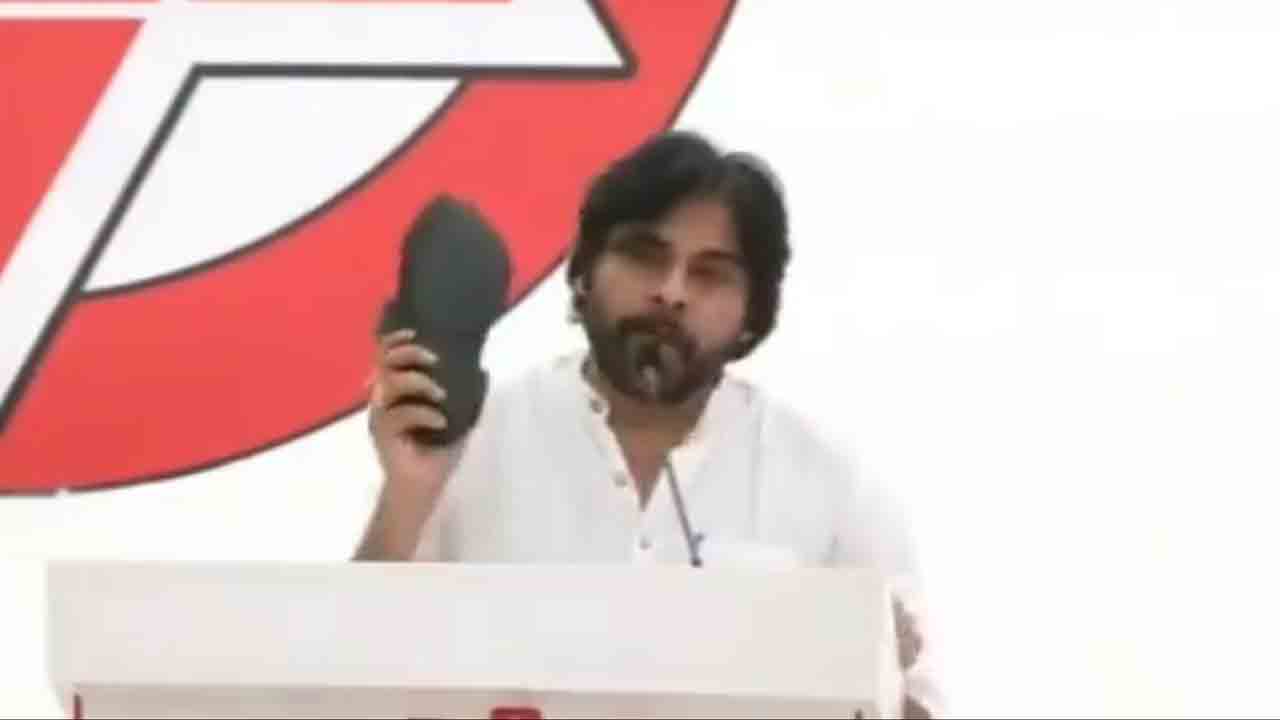 ఇంకోసారి ప్యాకేజీ స్టార్‌ అంటే చెప్పు తీసి కొడతా : పవన్‌ కల్యాణ్‌ ఆగ్రహం