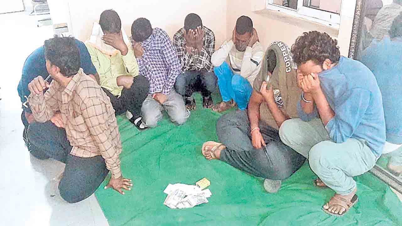 రూ.5 భోజనాల క్యాబిన్‌లో చొరబడి.. పేకాట ఆడుతున్న ముఠా అరెస్ట్‌