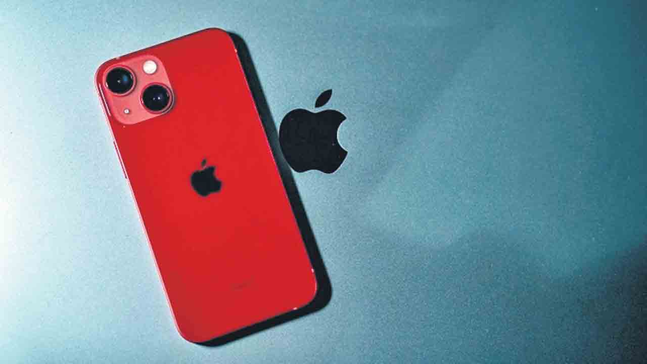 ఐఫోన్‌ కొనివ్వటం లేదని యువతి ఆత్మహత్య