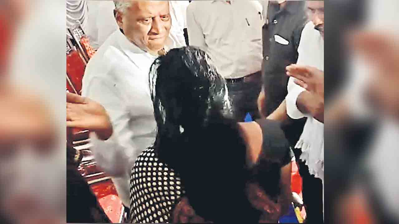 మహిళపై కర్ణాటక మంత్రి దాడి