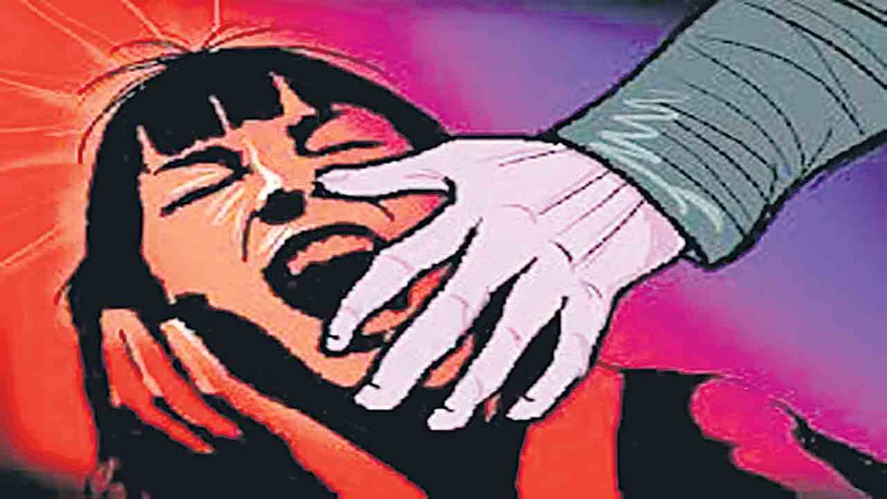 Facebook friend captive | ఫేస్‌బుక్‌లో పరిచయమైన బాలికను వ్యక్తి నిర్బంధం.. రెండేళ్లుగా ఆమెపై లైంగిక దాడి