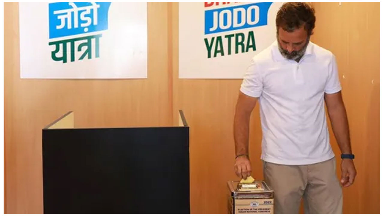 కాంగ్రెస్‌ అధ్యక్ష ఎన్నికల్లో ఓటు వేసిన రాహుల్‌ గాంధీ