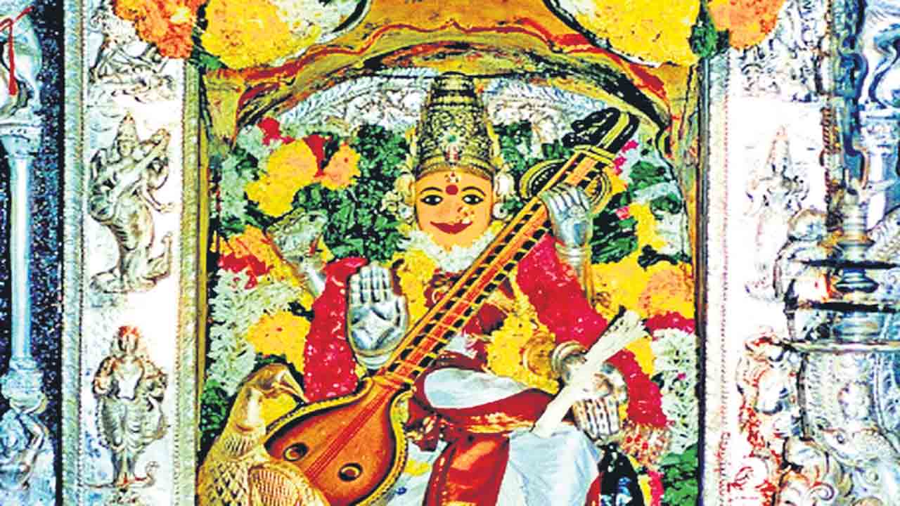 సరస్వతీం తాం ప్రణమామి దేవీం!