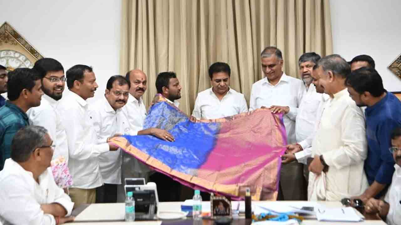 27 సుగంధ ద్ర‌వ్యాల‌తో పరిమళించే ప‌ట్టుచీర‌.. ఆవిష్క‌రించిన కేటీఆర్, హ‌రీశ్‌రావు