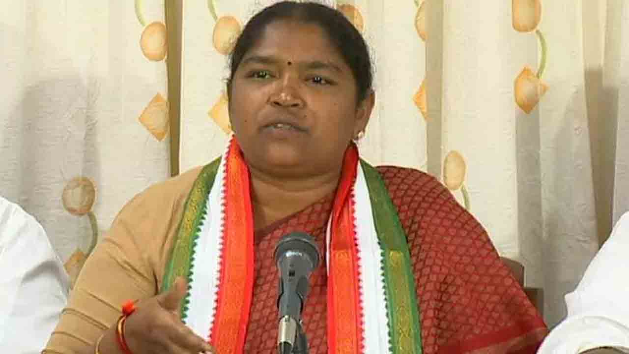 కోమటిరెడ్డి వెంకట్ రెడ్డిపై సీతక్క సంచలన వ్యాఖ్యలు
