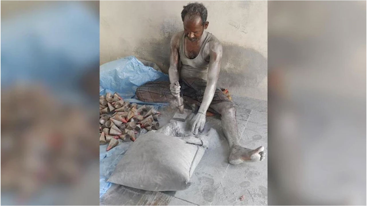 పేలుడు భ‌యం వెంటాడుతున్నా పిల్ల‌ల కోసం ప‌నిచేస్తున్నాం : శివ‌కాశి ప‌టాకుల కార్మికులు