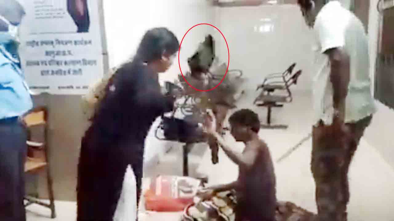 Viral Video | అలా అడిగినందుకు చెప్పుతో కొట్టిన మహిళ..!