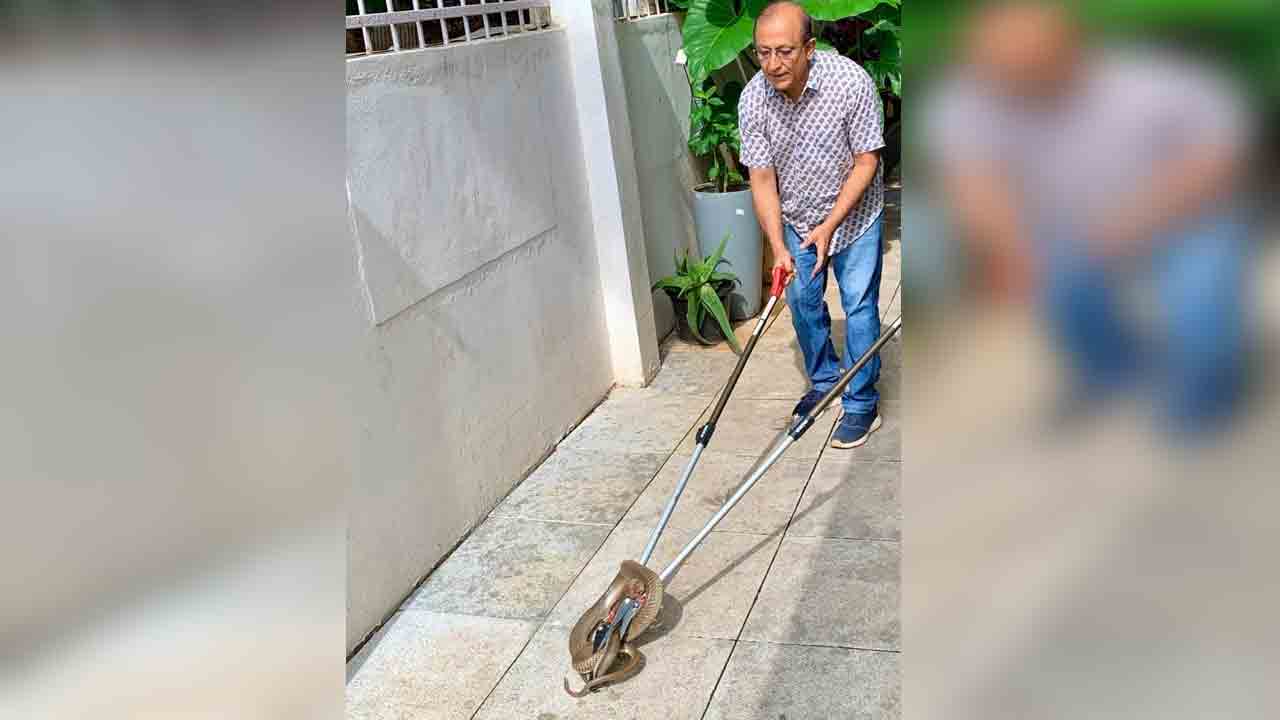 త్రాచుపామును పట్టిన రిటైర్డ్ ఐపీఎస్ రాజీవ్ త్రివేది