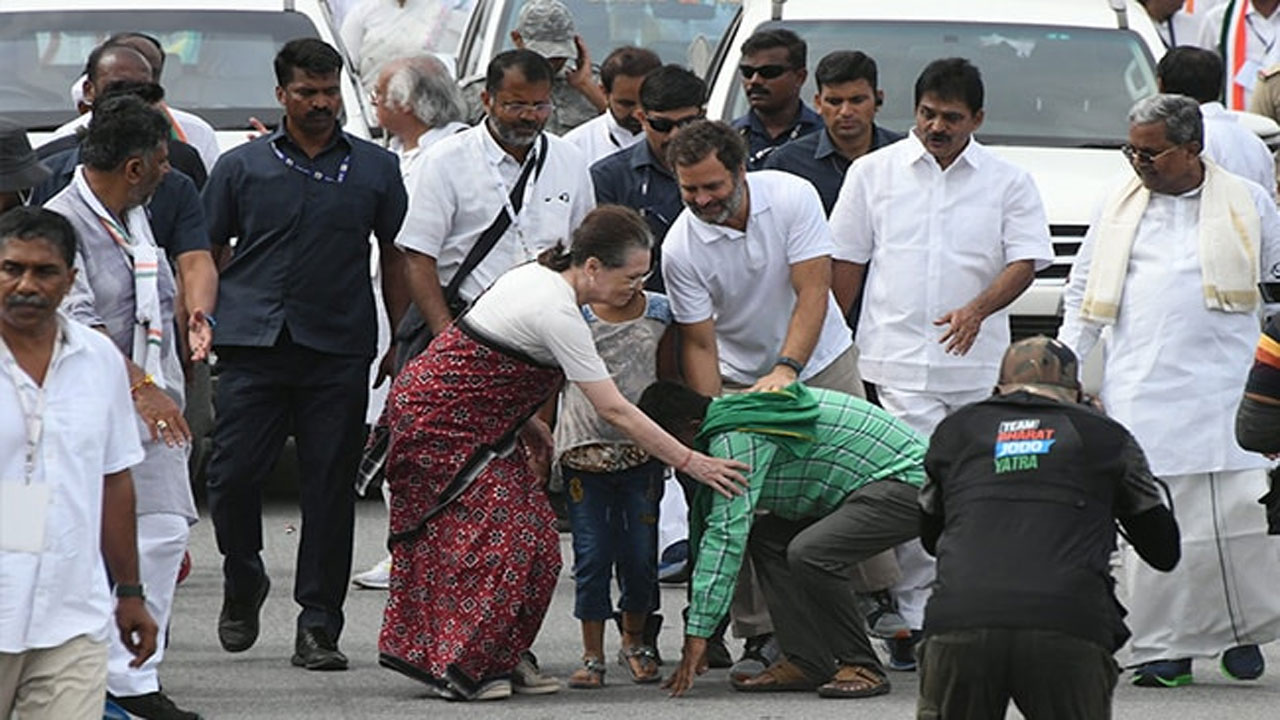 Sonia Gandhi: రాహుల్‌తో క‌లిసి భార‌త్ జోడో యాత్ర‌లో పాల్గొన్న సోనియా గాంధీ