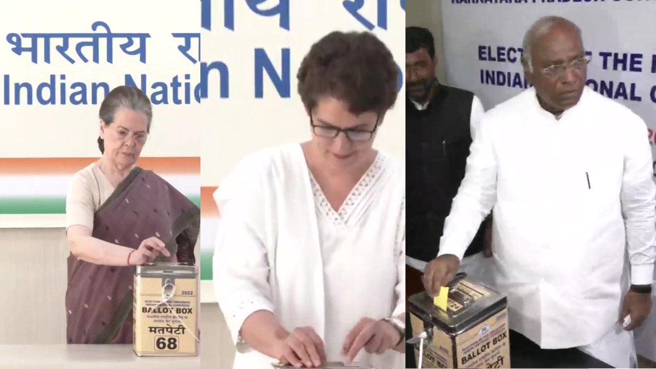 Congress presidential elections: కాంగ్రెస్‌ పార్టీ అధ్యక్ష ఎన్నిక.. ఓటేసిన సోనియా, ప్రియాంకా, ఖర్గే