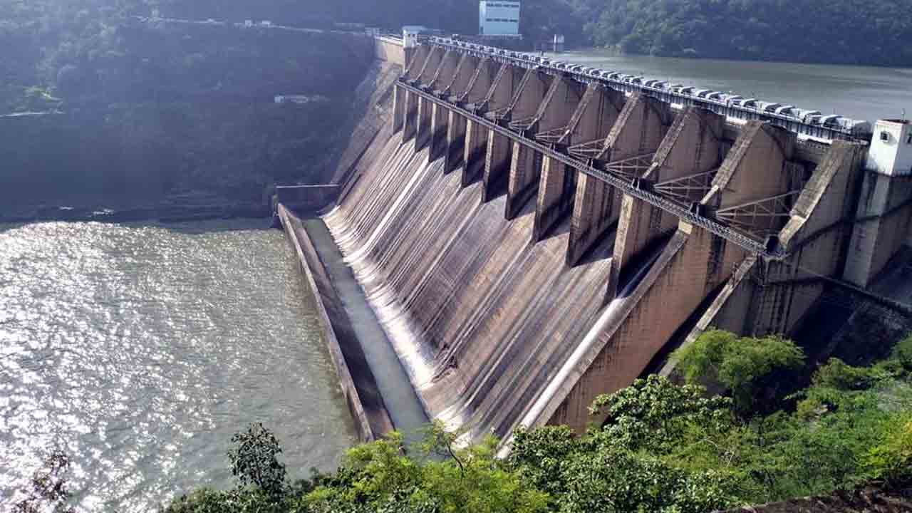 తగ్గిన వరద నీటి ప్రవాహం.. శ్రీశైలంలో డ్యాం గేట్ల మూసివేత