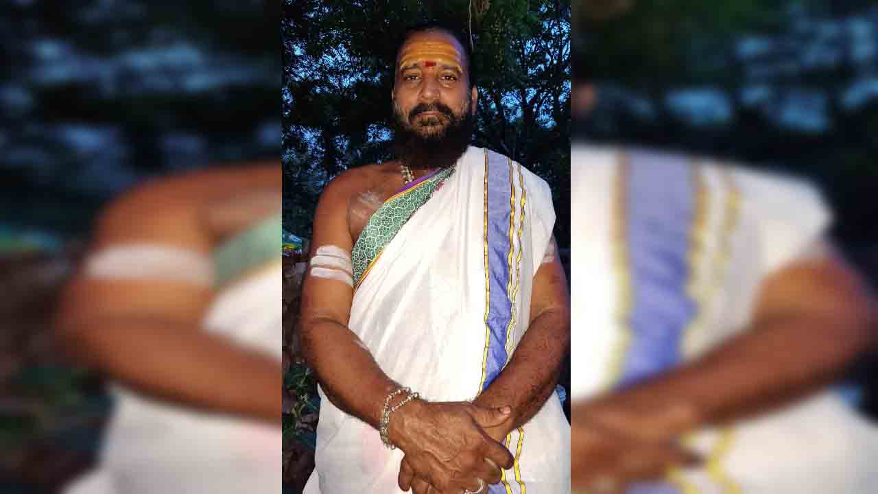 దేశ రాజకీయాల్లో కేసీఆర్‌ రారాజై రాణించాలి : శ్రీశైలం దేవస్థాన స్థానాచార్యులు