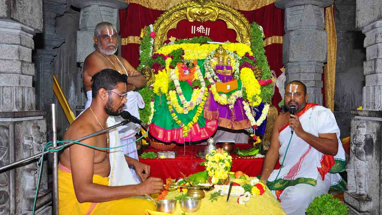 కార్తీక దీపాలతో భక్తుల సందడి