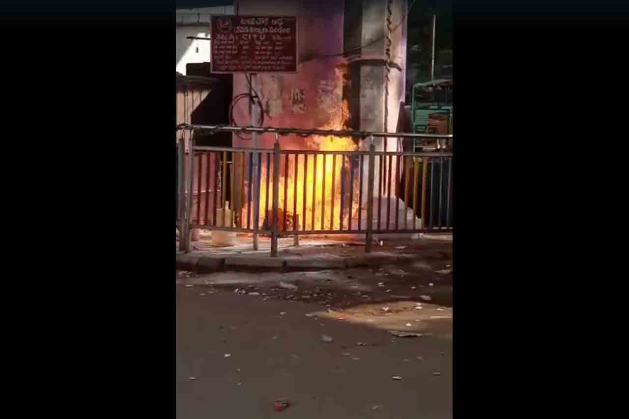 సిలిండర్‌లో చెలరేగిన మంటలు.. పరుగులు పెట్టిన స్థానికులు